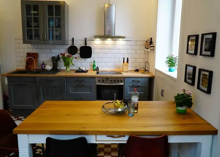 Grosszuegige 185m2-altbauwohnung In Bestlage 7zimmer-2baeder-2kuechen-2wcs
