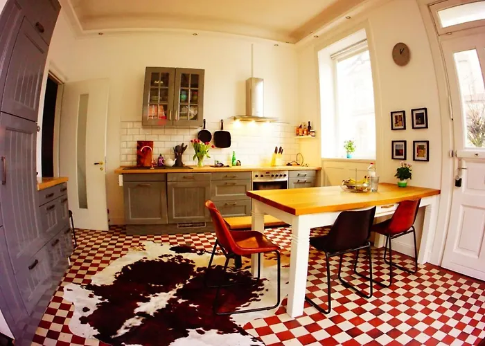 Grosszuegige 185m2-altbauwohnung In Bestlage 7zimmer-2baeder-2kuechen-2wcs Appartement