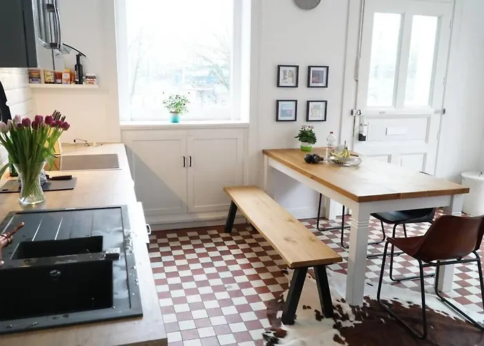 Grosszuegige 185m2-altbauwohnung In Bestlage 7zimmer-2baeder-2kuechen-2wcs *