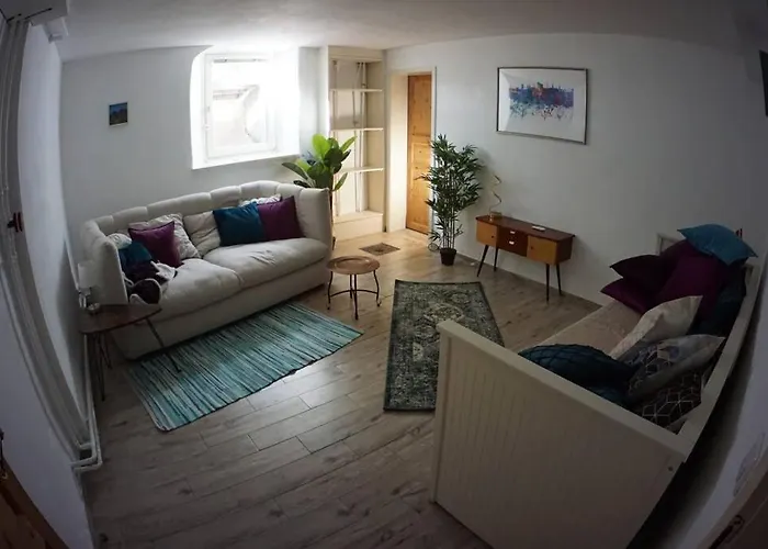 Grosszuegige 185m2-altbauwohnung In Bestlage 7zimmer-2baeder-2kuechen-2wcs Appartement