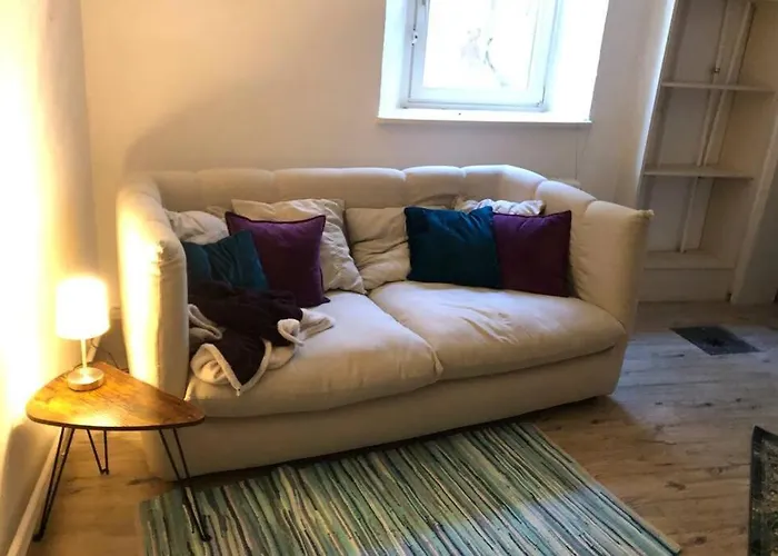 Grosszuegige 185m2-altbauwohnung In Bestlage 7zimmer-2baeder-2kuechen-2wcs *