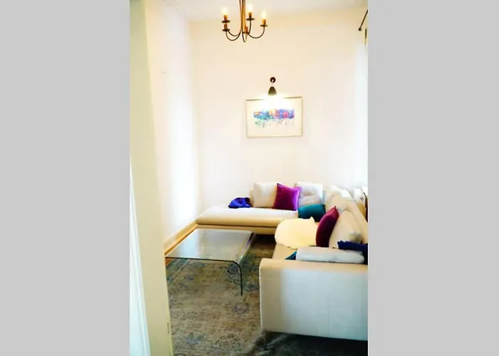 Grosszuegige 185m2-altbauwohnung In Bestlage 7zimmer-2baeder-2kuechen-2wcs *