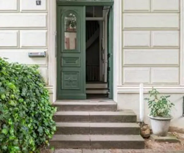 Appartement Grosszuegige 185m2-altbauwohnung In Bestlage 7zimmer-2baeder-2kuechen-2wcs *