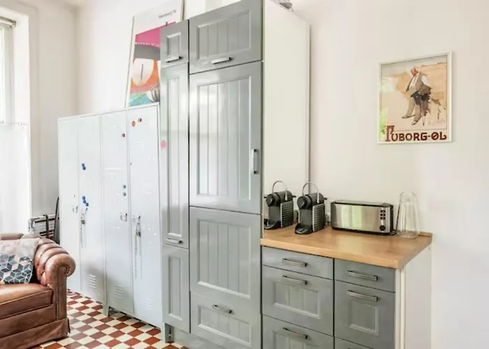 Grosszuegige 185m2-altbauwohnung In Bestlage 7zimmer-2baeder-2kuechen-2wcs Appartement