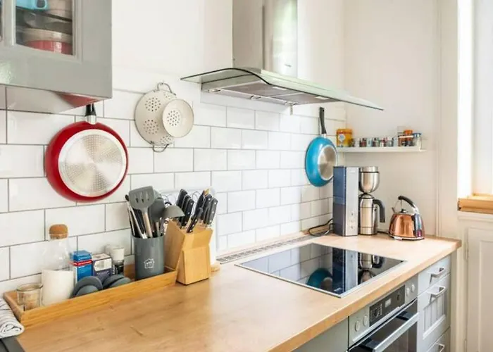 Grosszuegige 185m2-altbauwohnung In Bestlage 7zimmer-2baeder-2kuechen-2wcs *