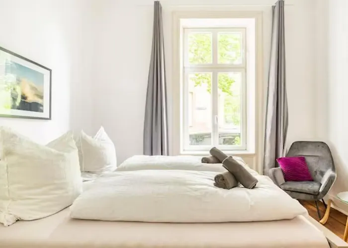 Grosszuegige 185m2-altbauwohnung In Bestlage 7zimmer-2baeder-2kuechen-2wcs *