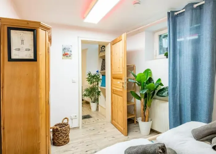 Grosszuegige 185m2-altbauwohnung In Bestlage 7zimmer-2baeder-2kuechen-2wcs