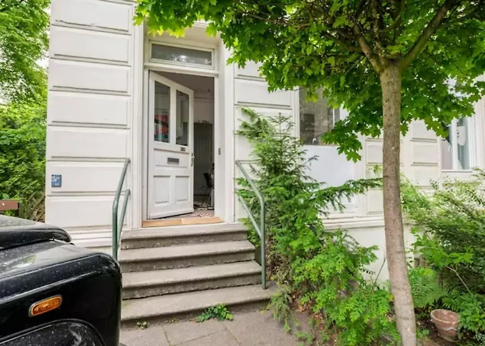 Grosszuegige 185m2-altbauwohnung In Bestlage 7zimmer-2baeder-2kuechen-2wcs *