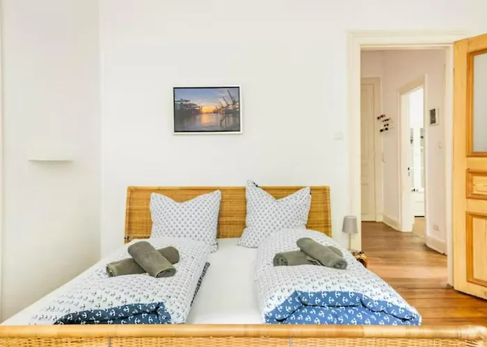Grosszuegige 185m2-altbauwohnung In Bestlage 7zimmer-2baeder-2kuechen-2wcs Hamburg-Harburg