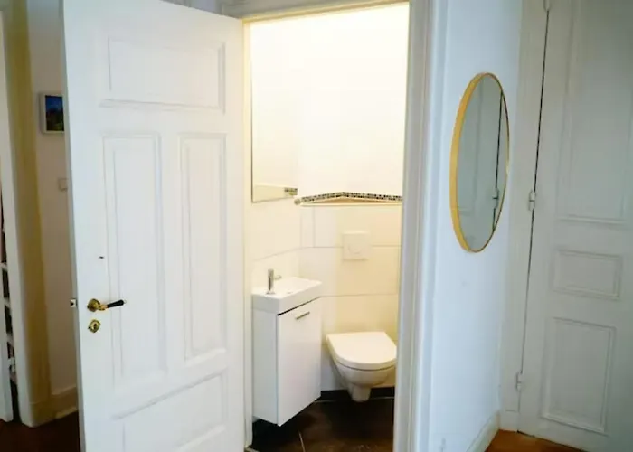Grosszuegige 185m2-altbauwohnung In Bestlage 7zimmer-2baeder-2kuechen-2wcs *