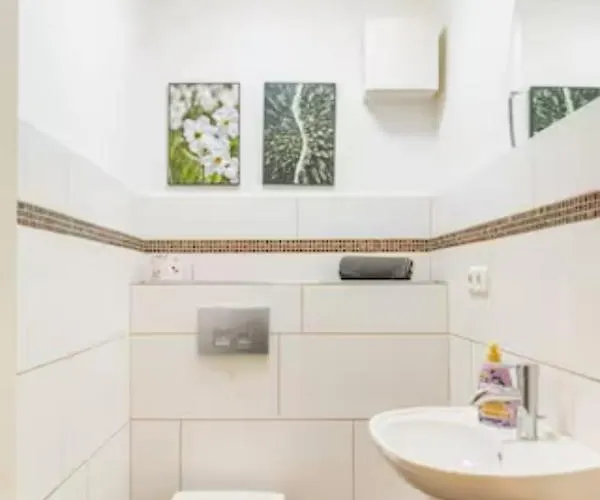 Grosszuegige 185m2-altbauwohnung In Bestlage 7zimmer-2baeder-2kuechen-2wcs Appartement