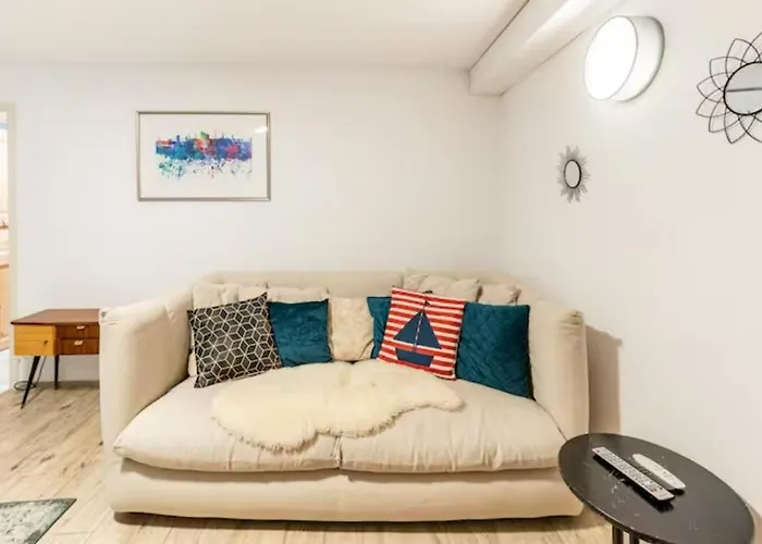 Appartement Grosszuegige 185m2-altbauwohnung In Bestlage 7zimmer-2baeder-2kuechen-2wcs