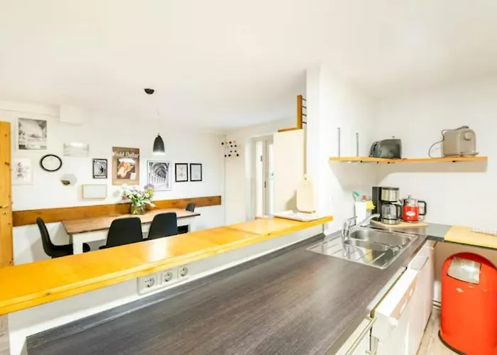 Grosszuegige 185m2-altbauwohnung In Bestlage 7zimmer-2baeder-2kuechen-2wcs Appartement