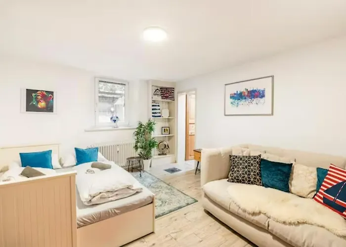 Grosszuegige 185m2-altbauwohnung In Bestlage 7zimmer-2baeder-2kuechen-2wcs