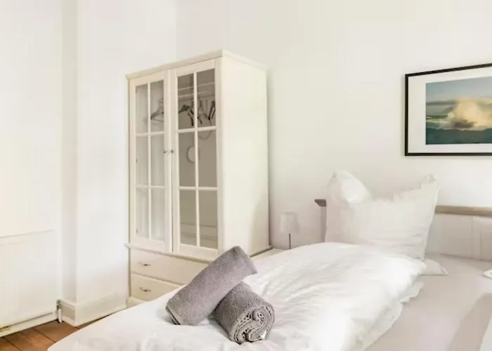 Grosszuegige 185m2-altbauwohnung In Bestlage 7zimmer-2baeder-2kuechen-2wcs * Hamburg-Harburg