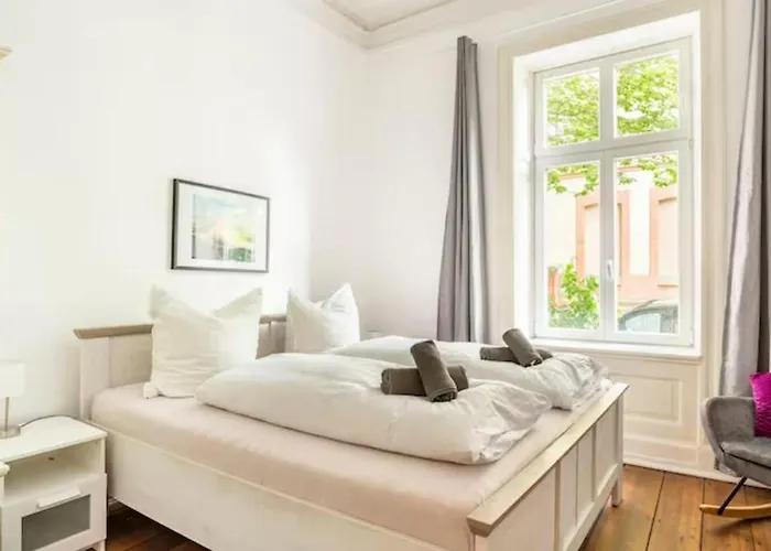 Grosszuegige 185m2-altbauwohnung In Bestlage 7zimmer-2baeder-2kuechen-2wcs Appartement