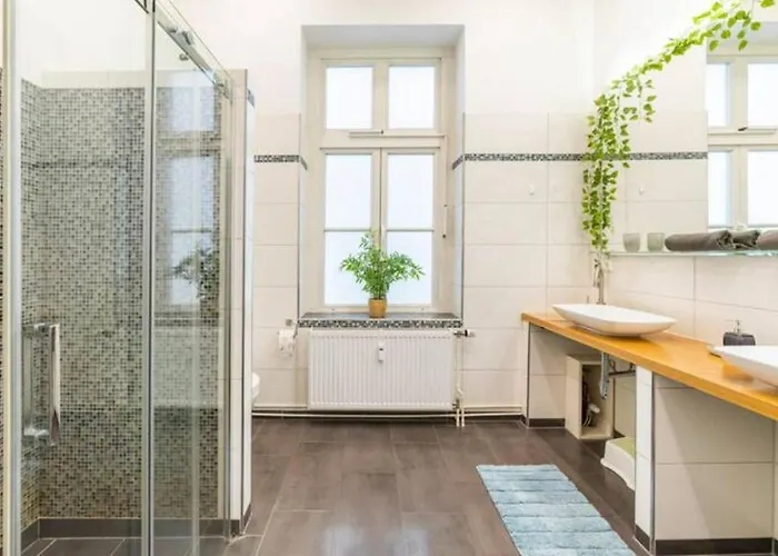 Grosszuegige 185m2-altbauwohnung In Bestlage 7zimmer-2baeder-2kuechen-2wcs