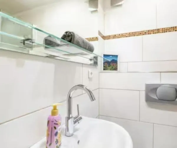 Grosszuegige 185m2-altbauwohnung In Bestlage 7zimmer-2baeder-2kuechen-2wcs *