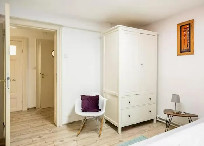 Grosszuegige 185m2-altbauwohnung In Bestlage 7zimmer-2baeder-2kuechen-2wcs Appartement *